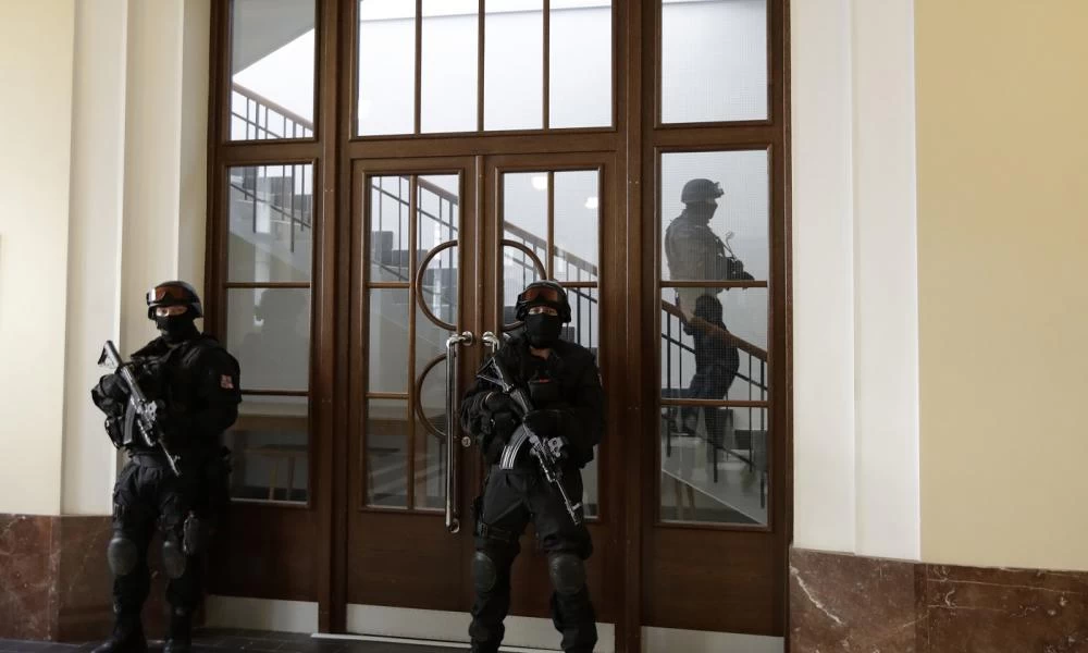 Στο ειδώλιο οι χάκερς με θύματα τους Ομπάμα, Γκέιτς και Μασκ